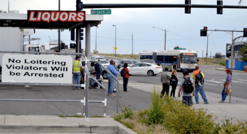 Las personas esperan en una “parada de autobús” de RTD en la intersección de la Avenida 14 con la Federal Boulevard y la Howard Place. Foto: David Sachs