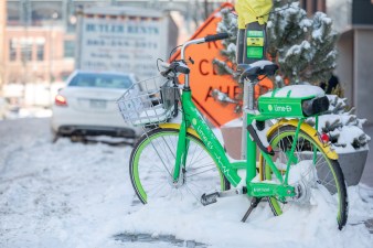 This Lime e-bike on Wazee at 18th St. showed up in Google Maps transit directions this morning. Photo: Andy Bosselman
