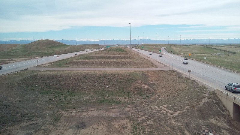 Peña Blvd. viewed from the A Line on April 23, 2016. Image: Wikimedia Commons.