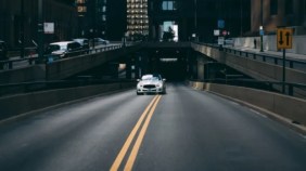 Photo car on a highway among downtown buildings